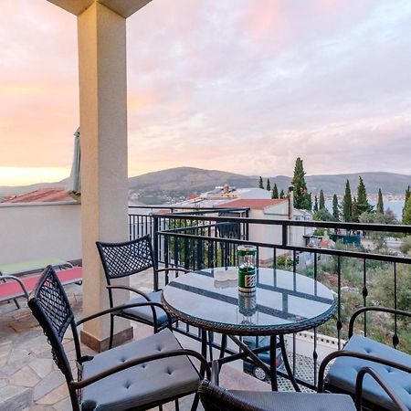 Apartments Villa Kameja Donji Okrug  Екстериор снимка