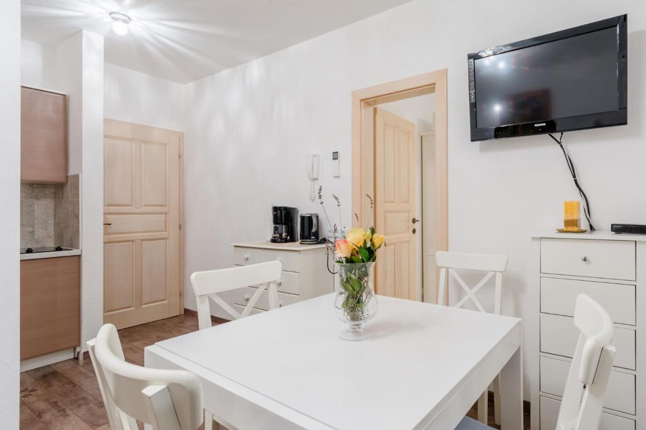 Apartments Villa Kameja Donji Okrug  Стая снимка