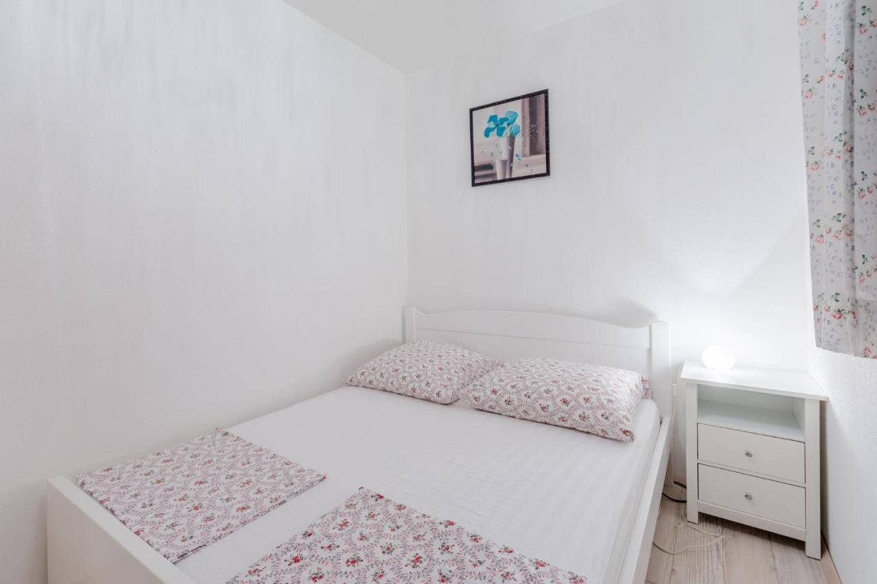 Apartments Villa Kameja Donji Okrug  Стая снимка