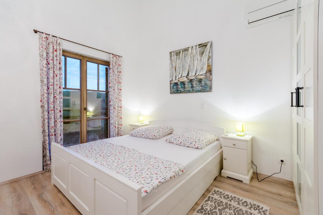 Apartments Villa Kameja Donji Okrug  Стая снимка